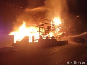 Tiga Rumah dan 2 Kios Terbakar di Padasuka Bandung