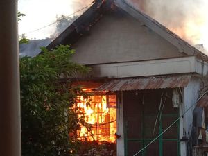 Kios Sembako di Mojokerto Terbakar, Pemilik dan Cucu Terluka Bakar Serius