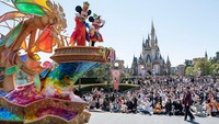 Para pemeran tampil secara beriringan menggunakan kendaraan hias di sepanjang rute yang telah ditentukan di dalam area Tokyo Disneyland.   