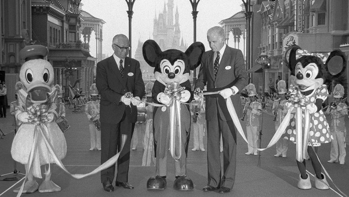 Kemeriahan Parade 40 Tahun Tokyo Disneyland This photo taken on April 15, 1983 shows the ribbon-cutting ceremony at the opening of Tokyo Disneyland in Urayasu, suburban Tokyo. - Tokyo Disneyland on April 15, 2023 will mark its 40th anniversary. (Photo by JIJI Press / AFP) / Japan OUT (Photo by STR/JIJI Press/AFP via Getty Images)