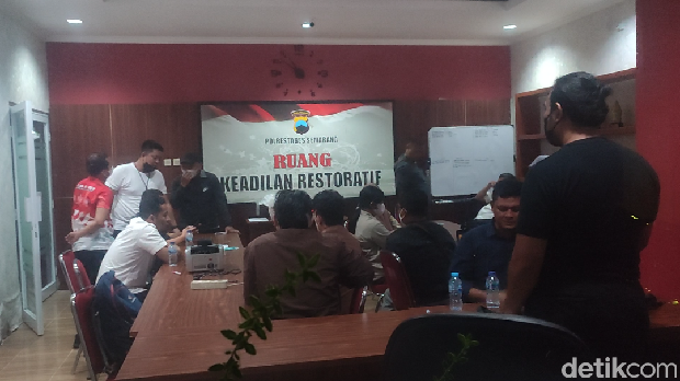 Kepala Balai Teknik Perkeretaapian Kelas I Jateng Putu Sumarjaya diperiksa KPK usai OTT di Semarang, Selasa (11/4/2023).