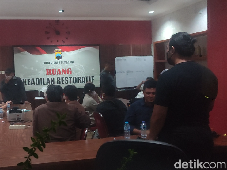 Potret KPK Periksa Sejumlah Orang Usai OTT Balai DJKA Jateng di Semarang