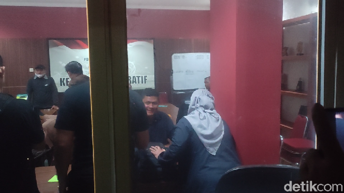 Kepala Balai Teknik Perkeretaapian Kelas I Jateng Putu Sumarjaya diperiksa KPK usai OTT di Semarang, Selasa (11/4/2023).
