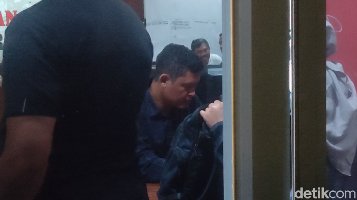 Kepala Balai Teknik Perkeretaapian Kelas I Jateng Putu Sumarjaya diperiksa KPK usai OTT di Semarang, Selasa (11/4/2023).