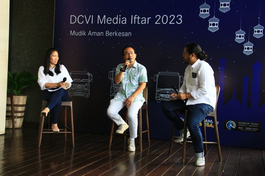 Ketua DPP Aptrindo (Asosiasi Pengusaha Truk Indonesia) Tonny  Wijaya (tengah)