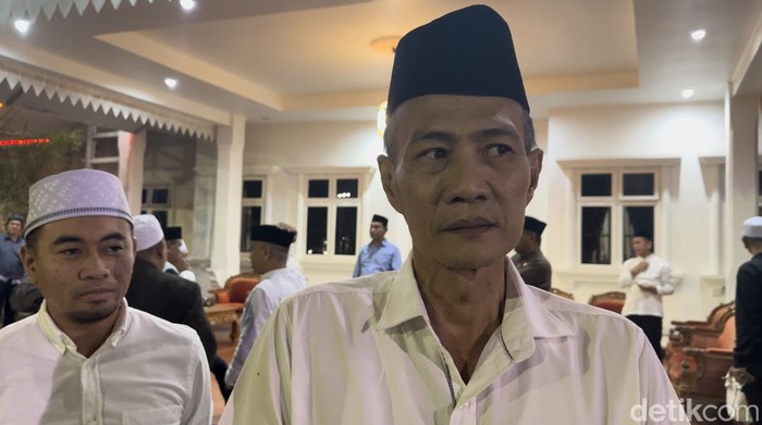 Ketua Tim Pakem Bone, Sulsel, Ahmad Jazuli (kanan) didampingi Wakil Ketua Tim Pakem Andi Hairil Akhmad.