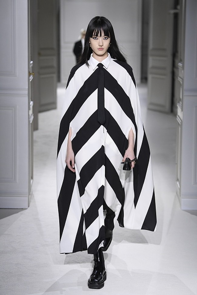 Fashion show koleksi Valentino untuk Musim Dingin 2023. Foto: Giovanni Giannoni/ Getty Images.