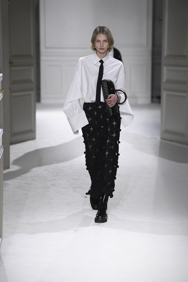 Fashion show koleksi Valentino untuk Musim Dingin 2023. Foto: Giovanni Giannoni/ Getty Images.