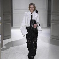 Fashion show koleksi Valentino untuk Musim Dingin 2023. Foto: Giovanni Giannoni/ Getty Images.