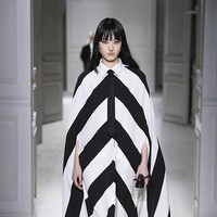 Fashion show koleksi Valentino untuk Musim Dingin 2023. Foto: Giovanni Giannoni/ Getty Images.