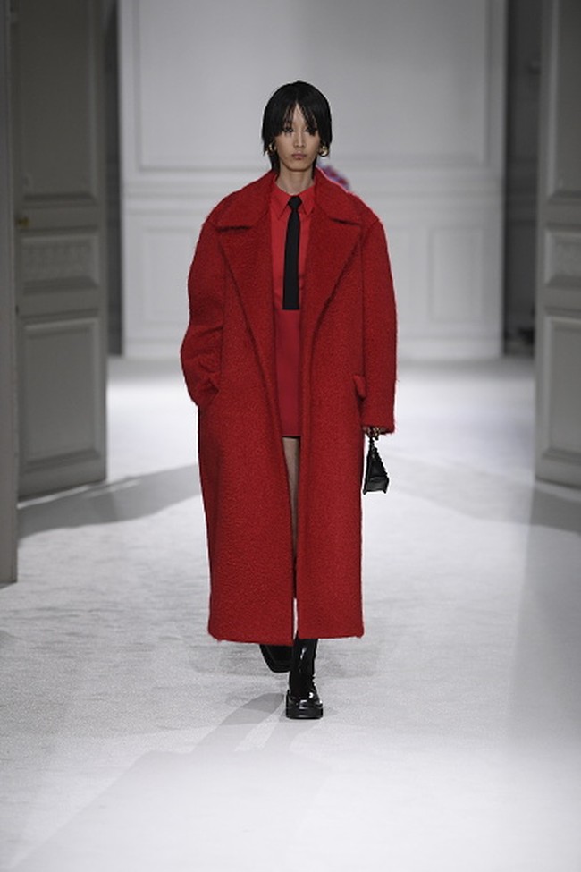 Fashion show koleksi Valentino untuk Musim Dingin 2023. Foto: Giovanni Giannoni/ Getty Images.