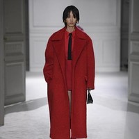 Fashion show koleksi Valentino untuk Musim Dingin 2023. Foto: Giovanni Giannoni/ Getty Images.