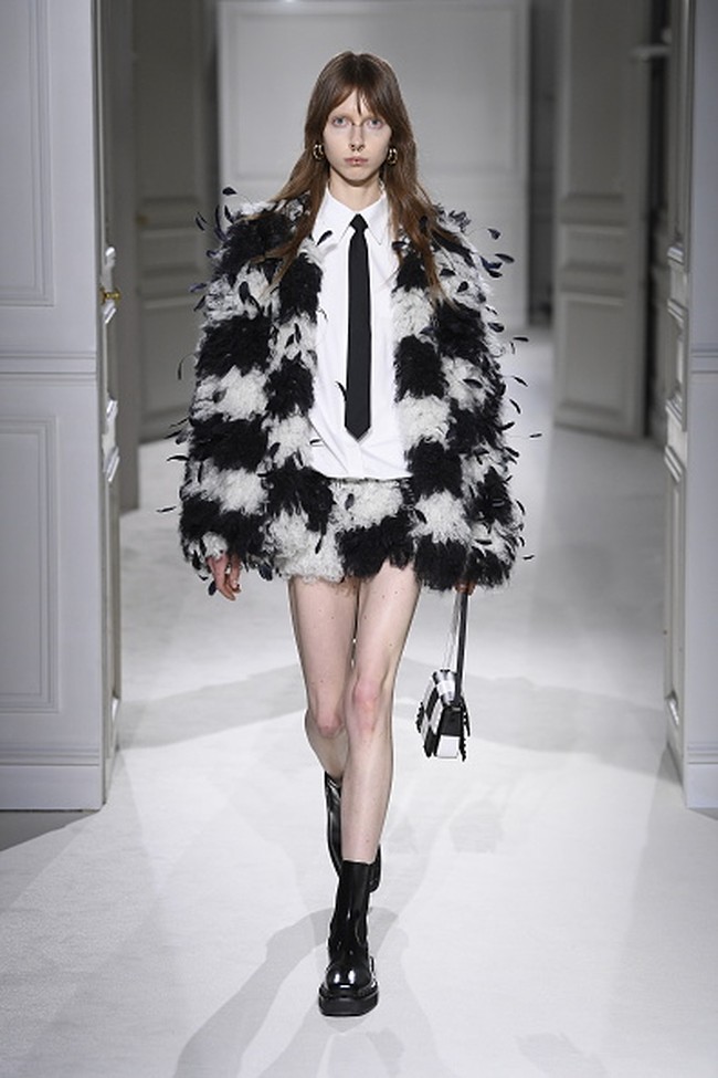 Fashion show koleksi Valentino untuk Musim Dingin 2023. Foto: Giovanni Giannoni/ Getty Images.