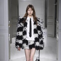 Fashion show koleksi Valentino untuk Musim Dingin 2023. Foto: Giovanni Giannoni/ Getty Images.