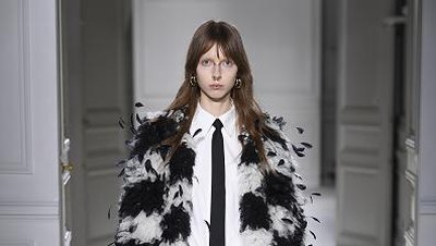 10 Busana Valentino Fall/Winter 2023, Elegansi Dalam Koleksi Serba Dasi
