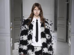10 Busana Valentino Fall/Winter 2023, Elegansi Dalam Koleksi Serba Dasi