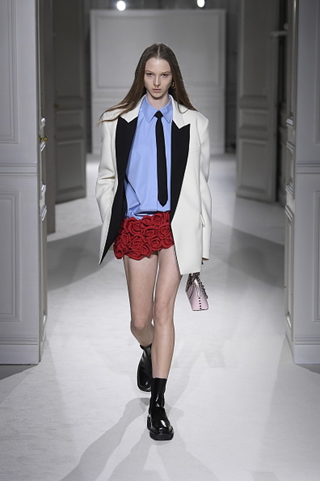 Fashion show koleksi Valentino untuk Musim Dingin 2023. Foto: Giovanni Giannoni/ Getty Images.