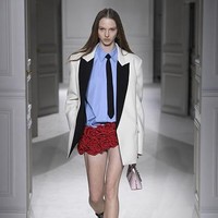 Fashion show koleksi Valentino untuk Musim Dingin 2023. Foto: Giovanni Giannoni/ Getty Images.