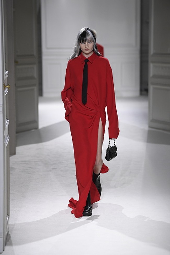 Fashion show koleksi Valentino untuk Musim Dingin 2023. Foto: Giovanni Giannoni/ Getty Images.