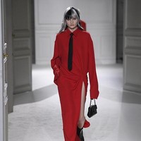 Fashion show koleksi Valentino untuk Musim Dingin 2023. Foto: Giovanni Giannoni/ Getty Images.