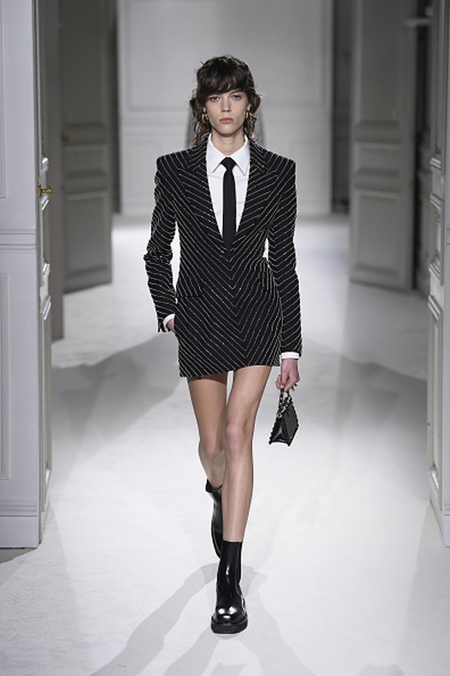 Fashion show koleksi Valentino untuk Musim Dingin 2023. Foto: Giovanni Giannoni/ Getty Images.