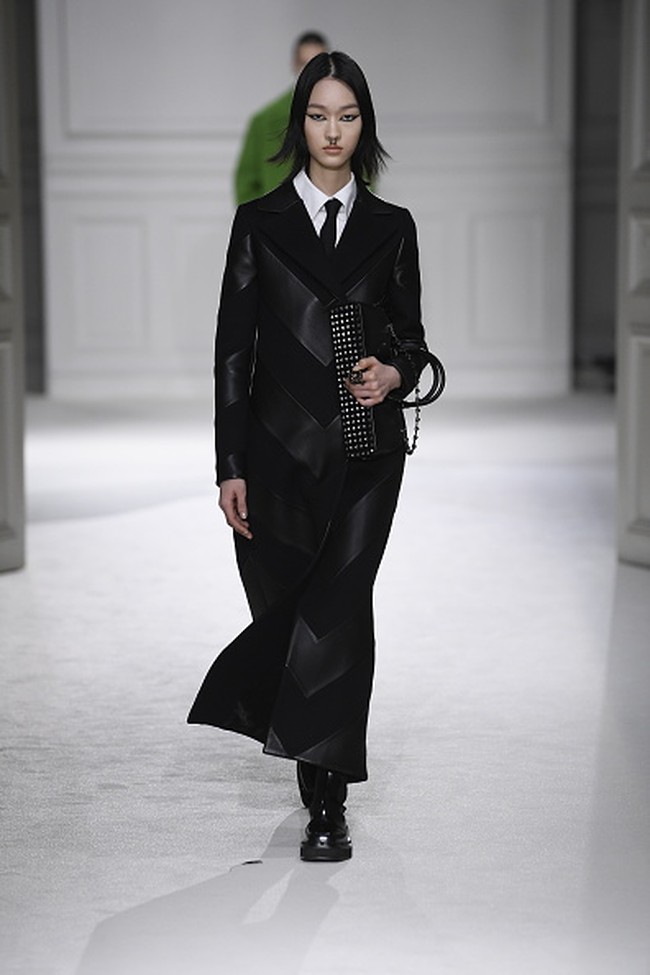 Fashion show koleksi Valentino untuk Musim Dingin 2023. Foto: Giovanni Giannoni/ Getty Images.