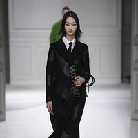 Fashion show koleksi Valentino untuk Musim Dingin 2023. Foto: Giovanni Giannoni/ Getty Images.