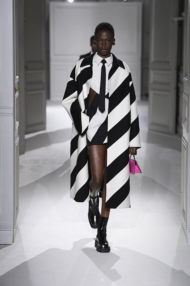 Fashion show koleksi Valentino untuk Musim Dingin 2023. Foto: Giovanni Giannoni/ Getty Images.