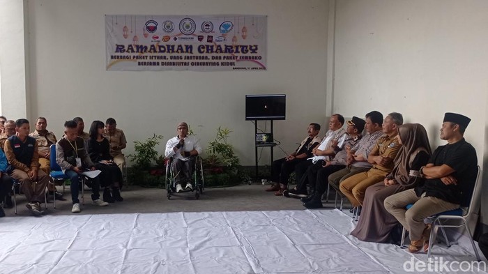 Komunitas Payung Hati yang menaungi kawan-kawan disabilitas di Kecamatan Cibeunying Kidul, Kota Bandung, menggelar bakti sosial, Selasa (11/4/2023).