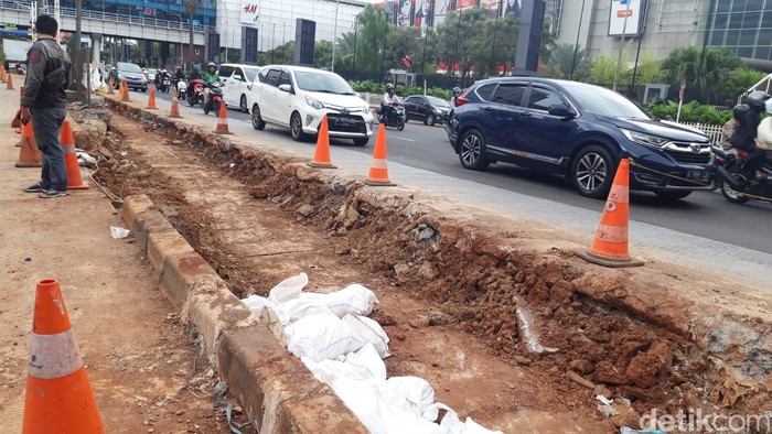 Kondisi got median jalan di Jl Metro Pondok Indah, Jaksel, 11 April 2023. (Magdalena/detikcom)