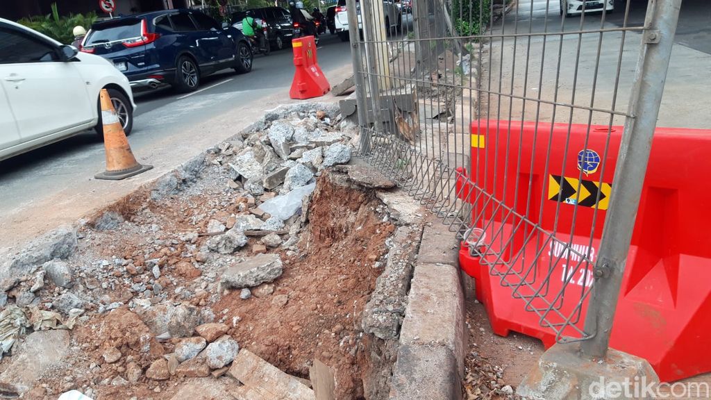 Kondisi got median jalan di Jl Metro Pondok Indah, Jaksel, 11 April 2023. (Magdalena/detikcom)