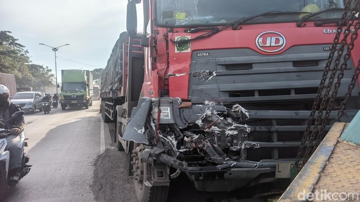 Kondisi truk yang terlibat kecelakaan beruntun di Pantura Demak, Selasa (11/4/2023).