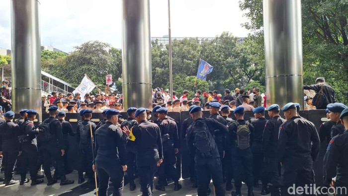 KPK Kembali Digeruduk Massa, Dilempari Tikus dan Telur