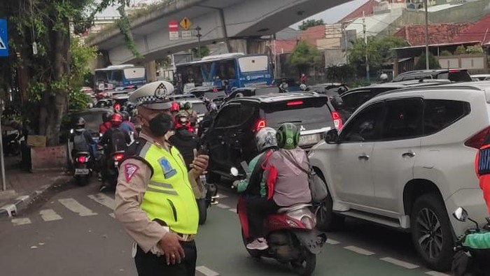 Lalin di Jl Letjen Suprapto arah Pasar Senen Padat Pagi Ini