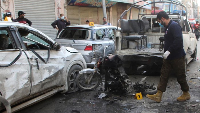 Ledakan Bom Guncang Pakistan, 4 Orang Tewas Police officers gather as they survey after a blast in Quetta, Pakistan April 10, 2023. REUTERS/Stringer NO RESALES. NO ARCHIVES