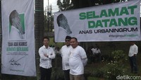 Massa yang menyambut Anas Urbaningrum kenakan pakaian serba putih. (Foto: Wisma Putra/detikJabar)