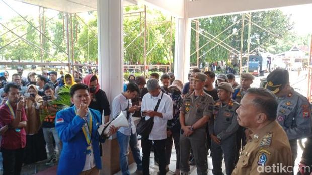 Mahasiswa PMII Demo di Kantor Bupati Bone menuntut evaluasi direksi RSUD Tenriawaru.