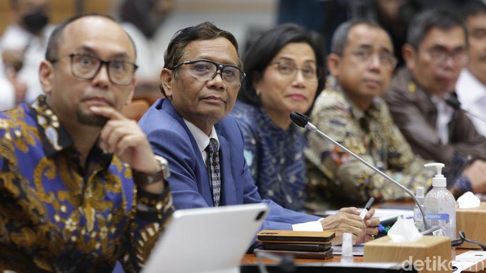 Komisi III DPR RI kembali menggelar rapat soal transaksi janggal Rp 349 triliun di Kementerian Keuangan. Rapat dihadiri Menko Polhukam, Menkeu hingga Kepala PPATK, Selasa (11/4/2023).