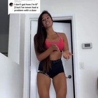 Karena itu, Marie tidak punya teman dan kerap menghabiskan waktu makan siang sendiri di kamar mandi. Anak-anak sering mengejekku dan memanggilku pria atau rumah karena aku lebih tinggi dan besar dari kebanyakan guru pria, jelasnya.Foto: Instagram Marie Temara