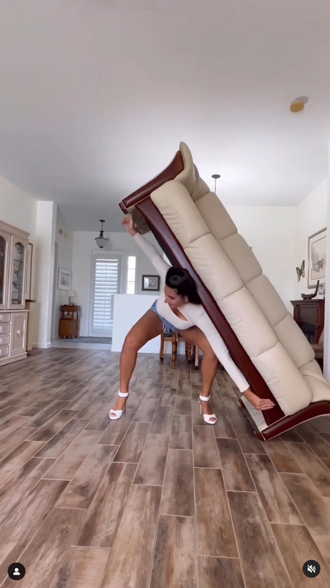 Untungnya, sekarang Marie yang tak hanya tinggi tapi juga kuat secara fisik tersebut sudah menerima bentuk tubuhnya dan bangga dengan kelebihannya. Wanita yang jadi model plus size itu kini juga ingin menginspirasi orang lain untuk memperlihatkan bahwa menjadi berbeda itu cantik. Marie pun tak ragu untuk tampil feminin dan memperlihatkan bahwa tinggi badan bukan hanya dimiliki pria. Foto: Instagram Marie Temara