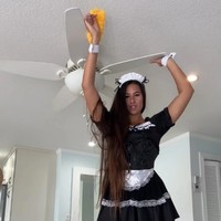 Aku sering mendengar tidak ada pria yang menyukai wanita tinggi. Bahwa aku terlihat seperti pria dengan sepatu hak tinggi, aku terlalu berat untuk seorang wanita, atau (klub football) Giants sedang mencari linebacker (posisi di olahraga football), tambahnya.Foto: Instagram Marie Temara