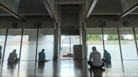 Tak hanya di luar saja yang adem. Di dalam masjid ini juga adem karena adanya AC dan juga lantai kayu yang bikin paripurna. Foto: Weka Kanaka/detikcom