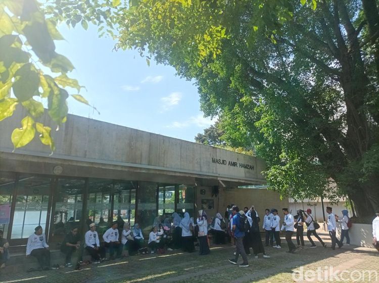 Ngabuburit di TIM, Bisa Ibadah di Masjid Amir Hamzah yang Asri