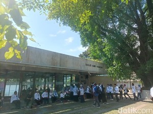 Masjid Amir Hamzah di TIM, Berpindah-pindah, bahkan Sempat di Bawah Tanah