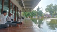 Lelah menjelajah TIM, traveler dapat santai sejenak di sini. Duduk di pelataran masjid sambil memandang kolam bertabur ikan, jadi hiburan sulit dilewatkan. Nongkrong di sini juga bisa jadi opsi, nongki santai. Foto: Weka Kanaka/detikcom