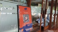 Selepas beribadah di sini, traveler juga dapat menghabiskan waktu dengan membaca e-book. Tersedia titik baca milik Perpustakaan Jakarta, yang dapat traveler scan untuk mendapatkan bacaan gratis. Foto: Weka Kanaka/detikcom