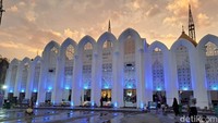 Di bulan Ramadan, Masjid Darussalam memiliki sejumlah kegiatan. Salah satunya itikaf pada 10 hari terakhir Ramadan dengan mendatangkan imam dari Aljazair dan Yaman. (Mei Amelia/detikcom)