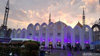Fasad Masjid Darussalam Kota Wisata dirancang dengan desain kekinian nan megah. Pada malam hari, Masjid Darussalam terlihat lebih cantik dengan lampu hias warna-warni. (Mei Amelia/detikcom)
