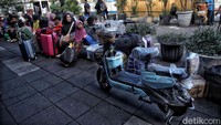 Tidak hanya membawa kardus dan tas besar, ada juga pemudik yang membawa sepeda listrik untuk oleh-oleh keluarga di kampung halaman.