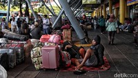 Menunggu jadwal keberangkatan yang lama tetap dijalani demi bertemu keluarga di kampung halaman.
